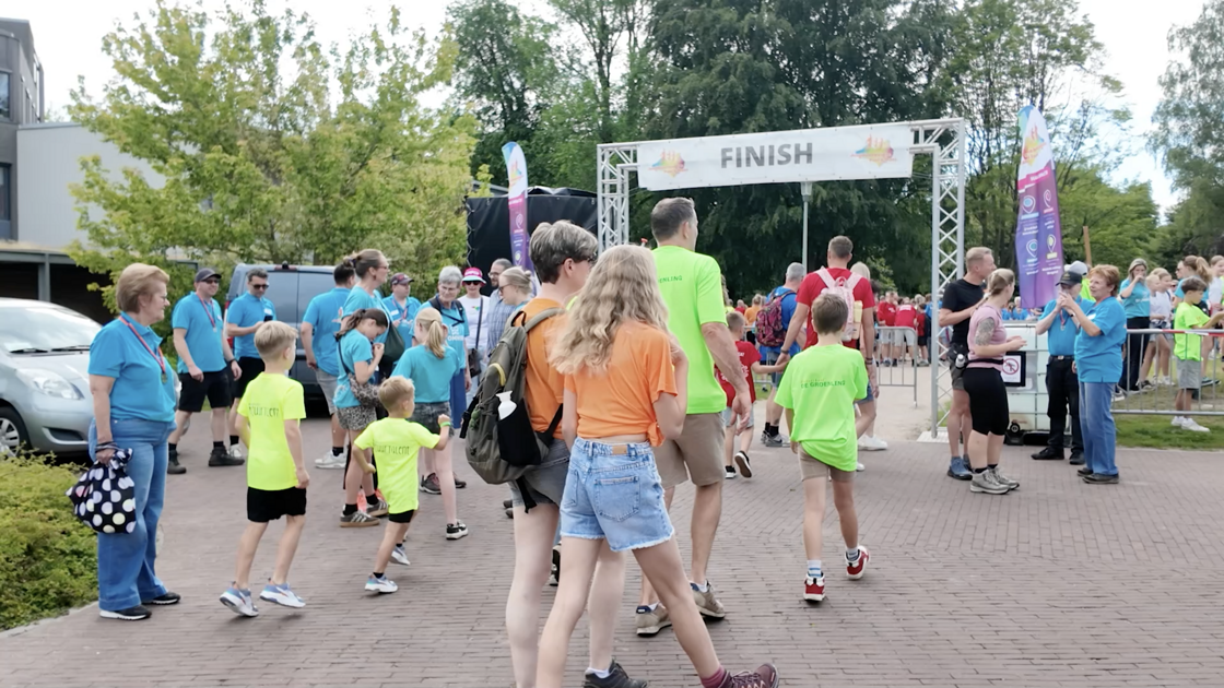 Ruim 2.000 wandelaars van start bij warme Jeugdvierdaagse Peel en Maas