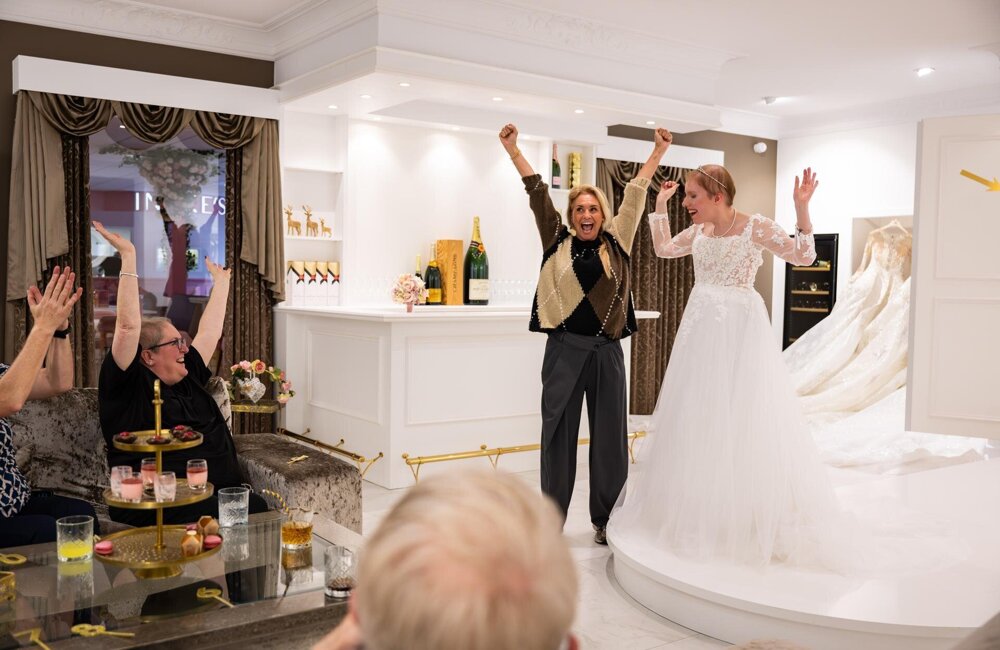 Suzanne mag trouwjurken passen bij bruidszaak Koonings.jpg