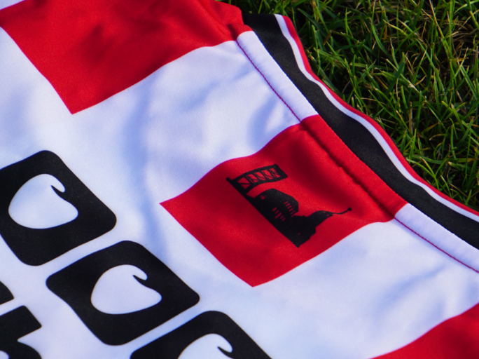 Skyline van Meijel in nieuwe clubshirts RKMSV
