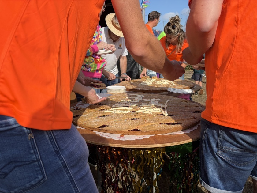 40 jaar KVW Egchel gevierd met twee meter vlaai en buurtbarbecue