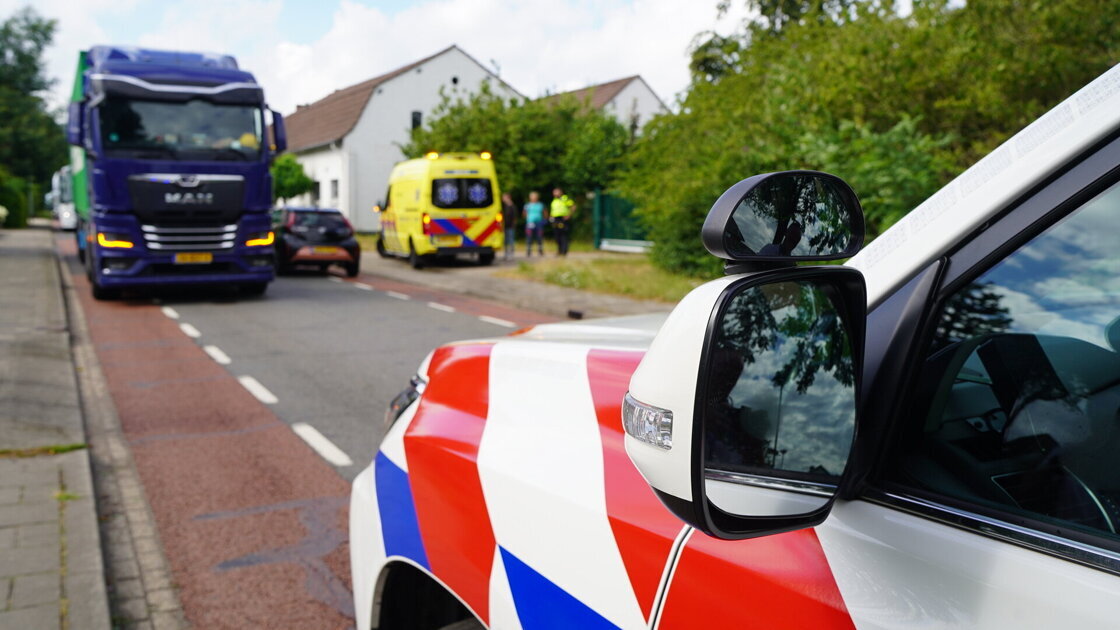 Fietser lichtgewond na verkeersincident met vrachtwagen in Maasbree