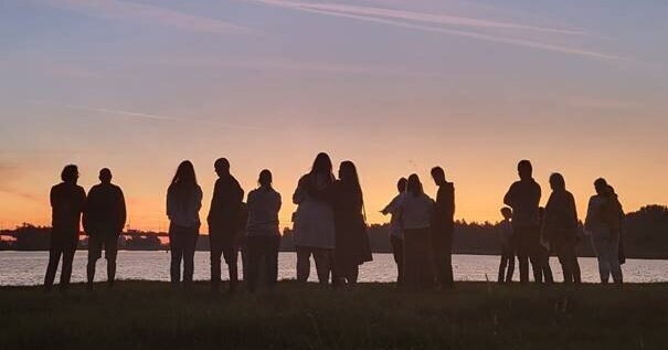 Wandeling bij zonsopkomst vraagt aandacht voor suïcidepreventie in Beesel