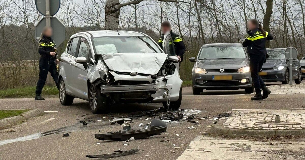 Verkeershinder na botsing tussen twee voertuigen op N277 bij Baarloseweg