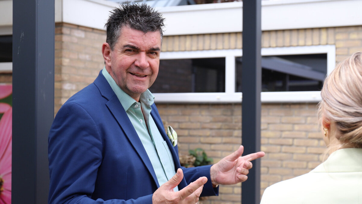 053-maarten-in-gesprek-tijdens-woninginspectie