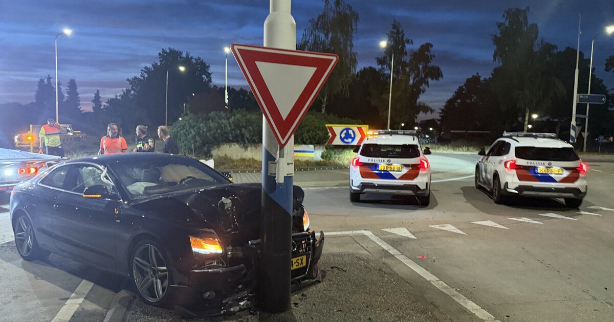 Auto botst tegen verkeerszuil op rotonde in Meijel