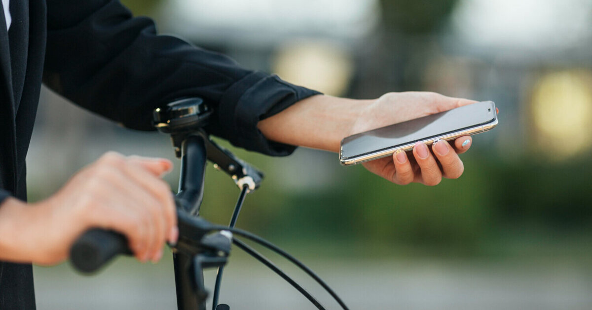 Bezoekers Pinkstermarkt ervaren gevaren van appen op de fiets