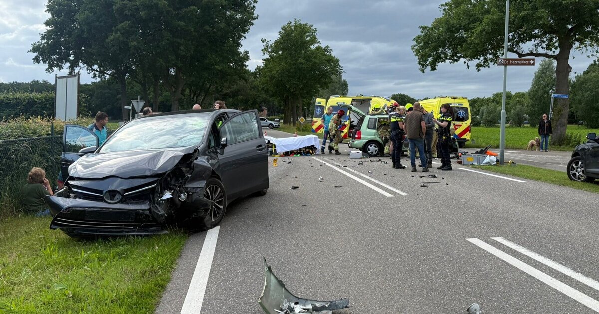 Automobilist bekneld bij ongeval met twee auto's op Heldenseweg in Kessel