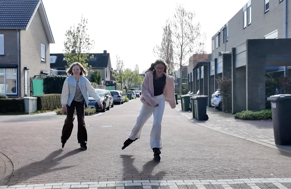 Anne en Linn skeeleren.png