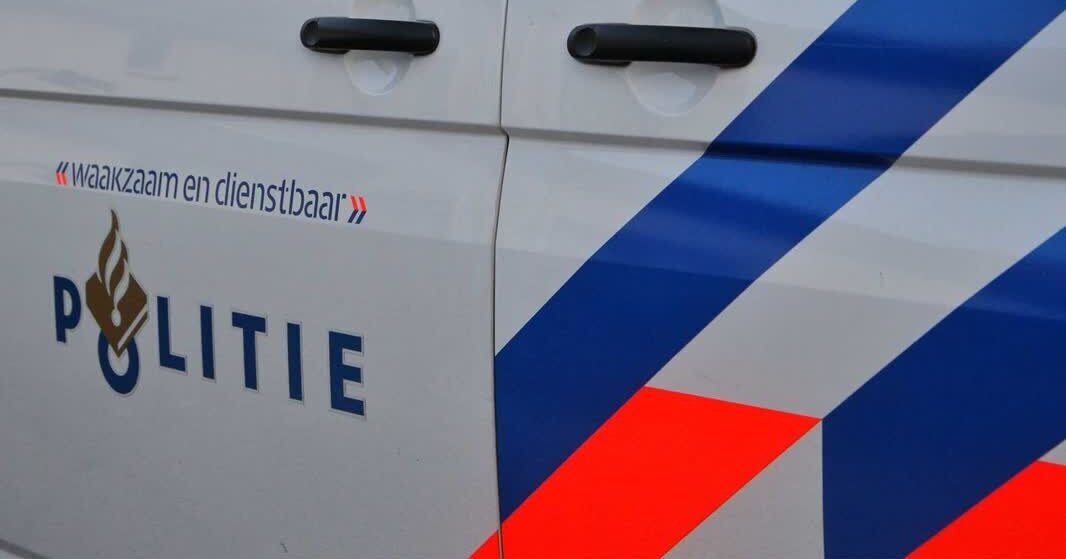 Man gewond na botsing tegen lantaarnpaal in Reuver