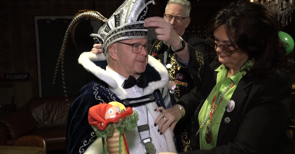 Prins Erik Manders gewond na val van podium, moet carnavalsoptochten missen