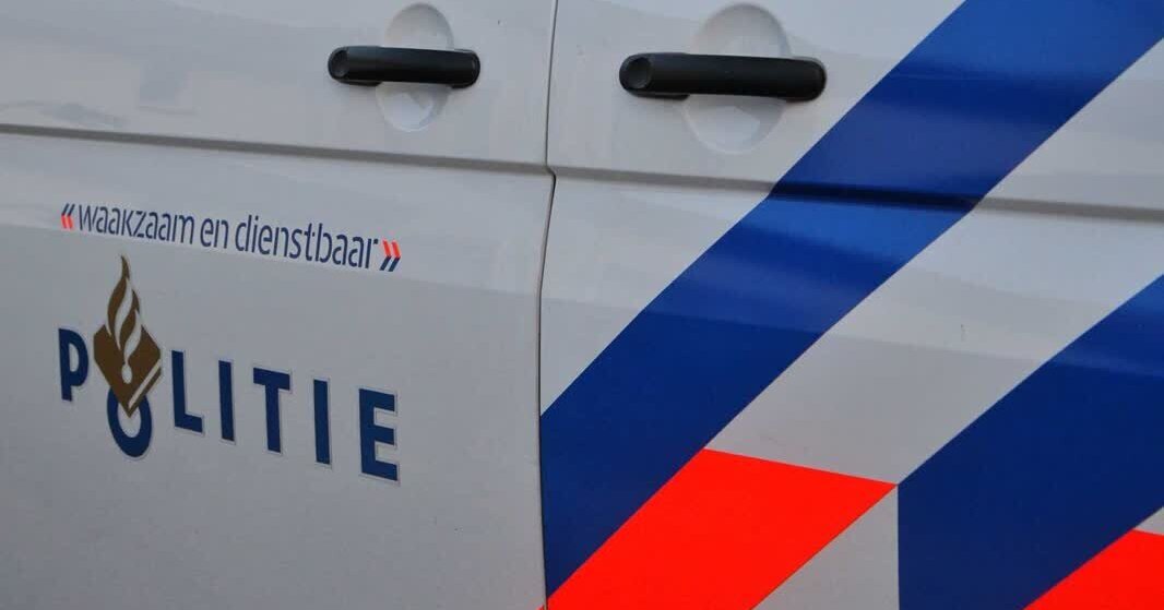 Automobilist botst tegen bomen in Baarlo, politie houdt bestuurder aan