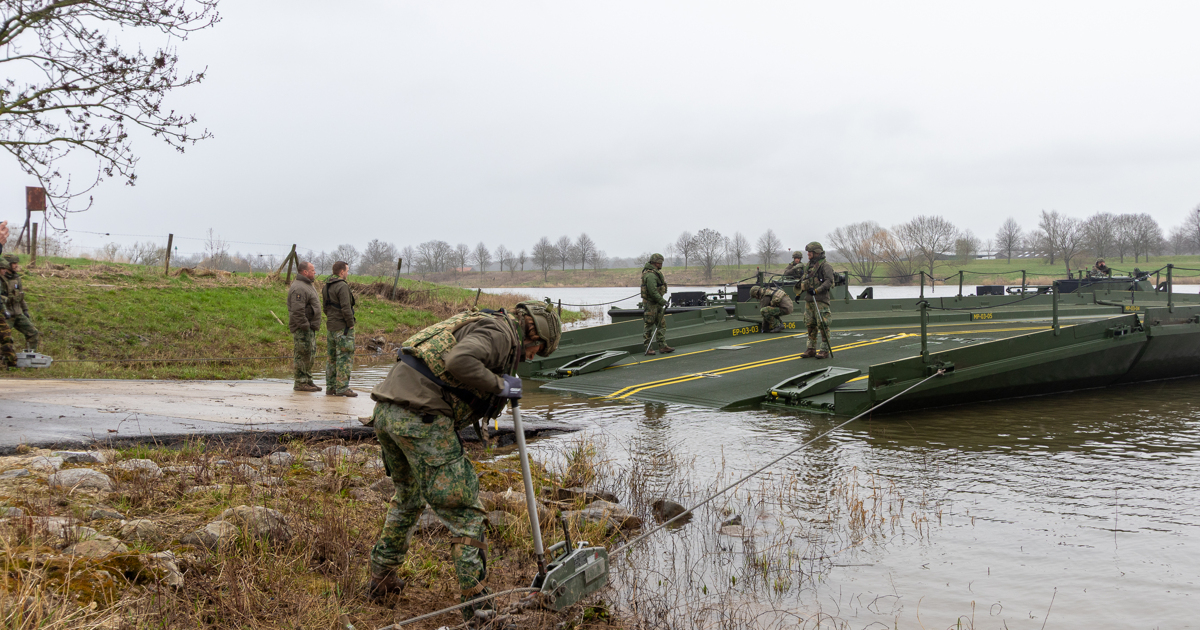 Militairen oefenen een week lang met voertuigen en helikopters in Peel en Maas