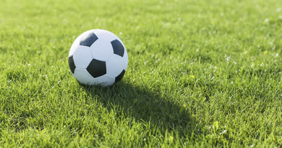 Uitslagen amateurvoetbal: Helden verliest nipt, Grashoek stormt vooruit