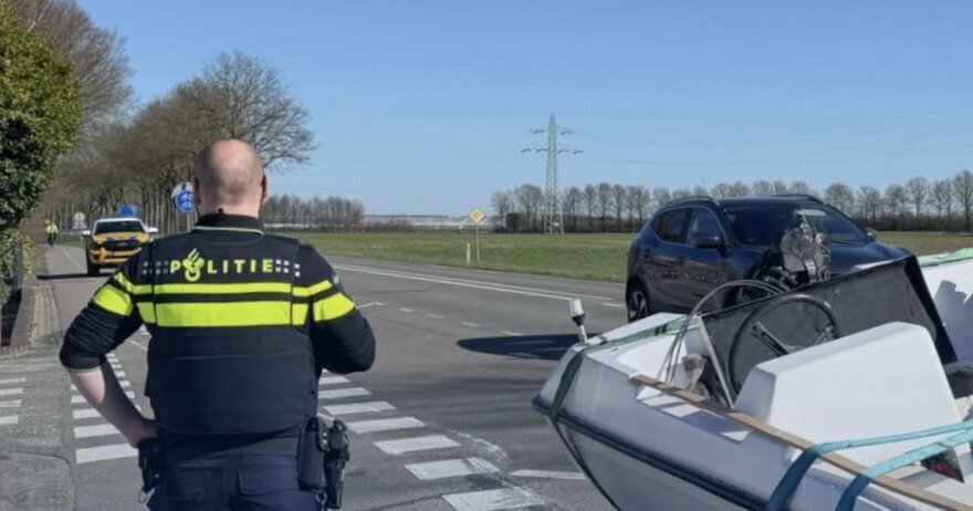 Vrachtwagen en auto met boot botsen nabij Kessel