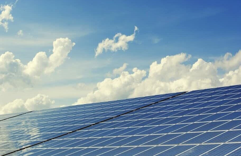 Zonnepark zonnepanelen stock