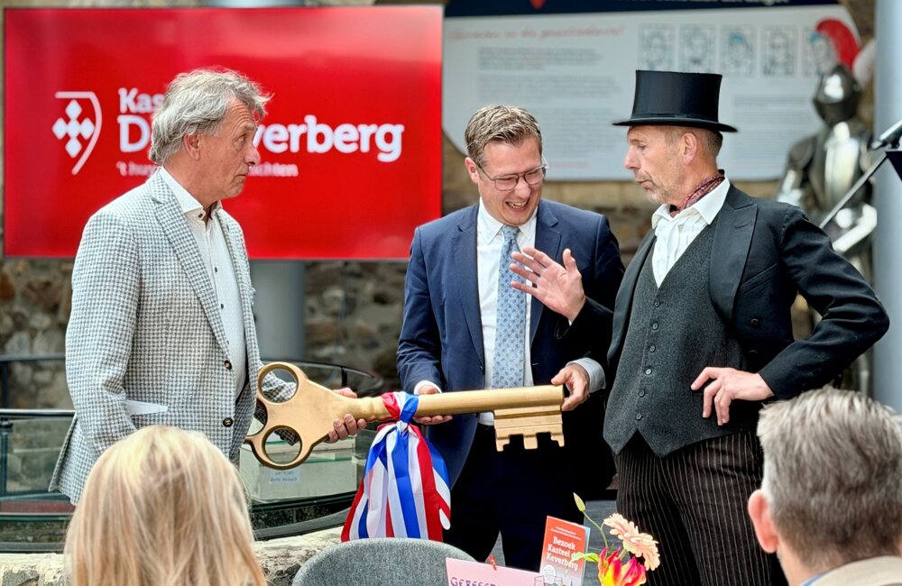 Baron Frits overhandigt de sleutel aan Burgemeester Bob Vostermans en voorzitter Har Timmermans.jpg