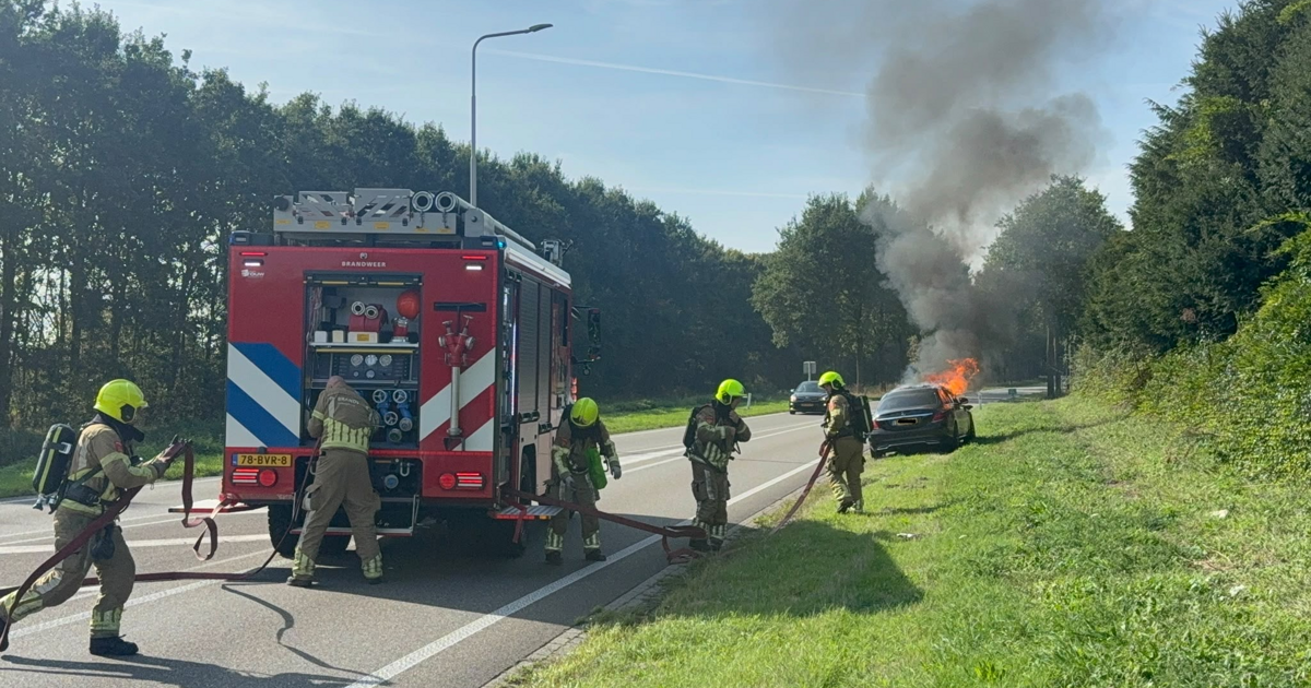 Auto brandt volledig uit op N275 bij Kaumeshoek