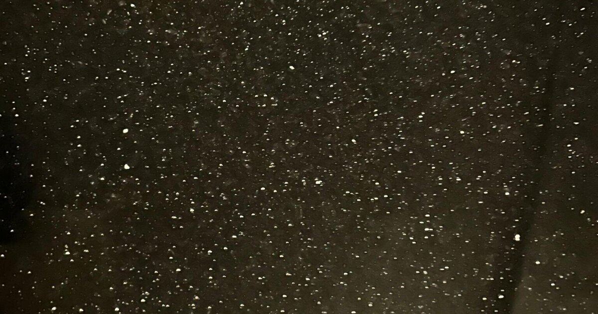 Papierstof en roetdeeltjes zorgen voor rommel in tuinen na brand