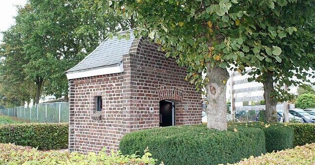 Openluchtmissen bij kapellen in Maasbree tijdens Mariamaand