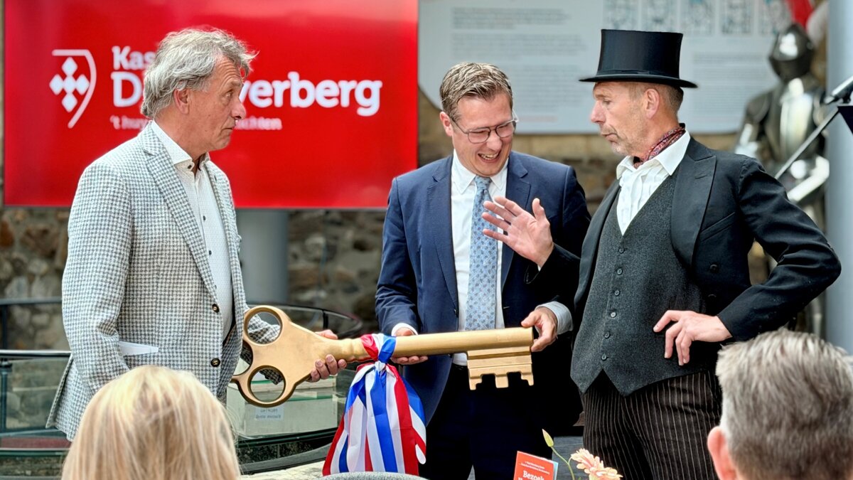 Baron Frits overhandigt de sleutel aan Burgemeester Bob Vostermans en voorzitter Har Timmermans.jpg