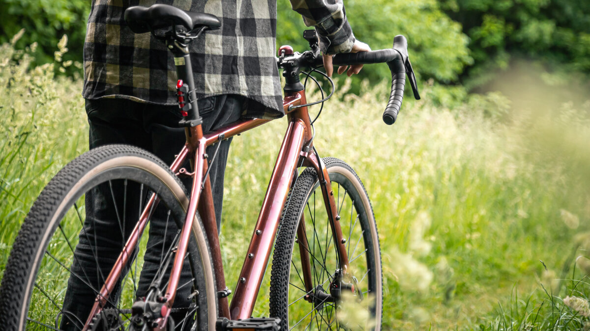 Man met fiets stock.jpg