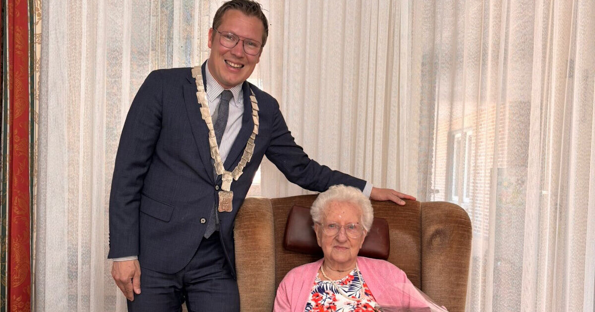 100-jarige in Baarlo: burgemeester feliciteert mevrouw Van Rens-Martens