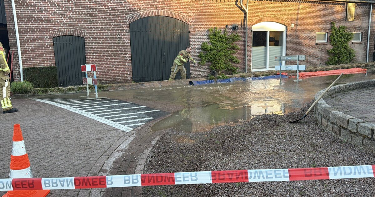 Spontane waterleidingbreuk zet woning volledig onder water in Beringe