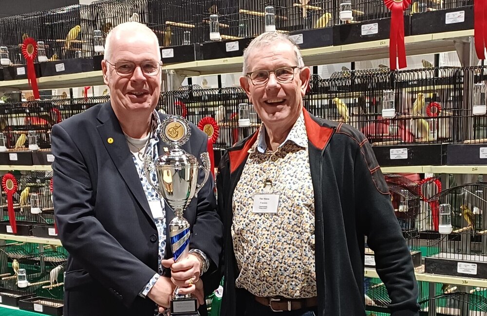 Clubkampioen Coen Steegs ontvangt de beker uit handen van Theo Minten